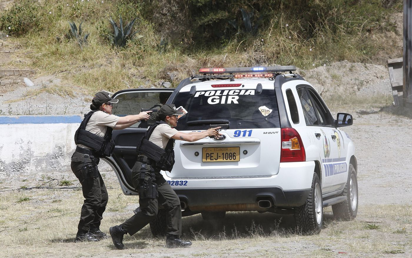 Agentes de la Policía Nacional del Ecuador durante un operativo